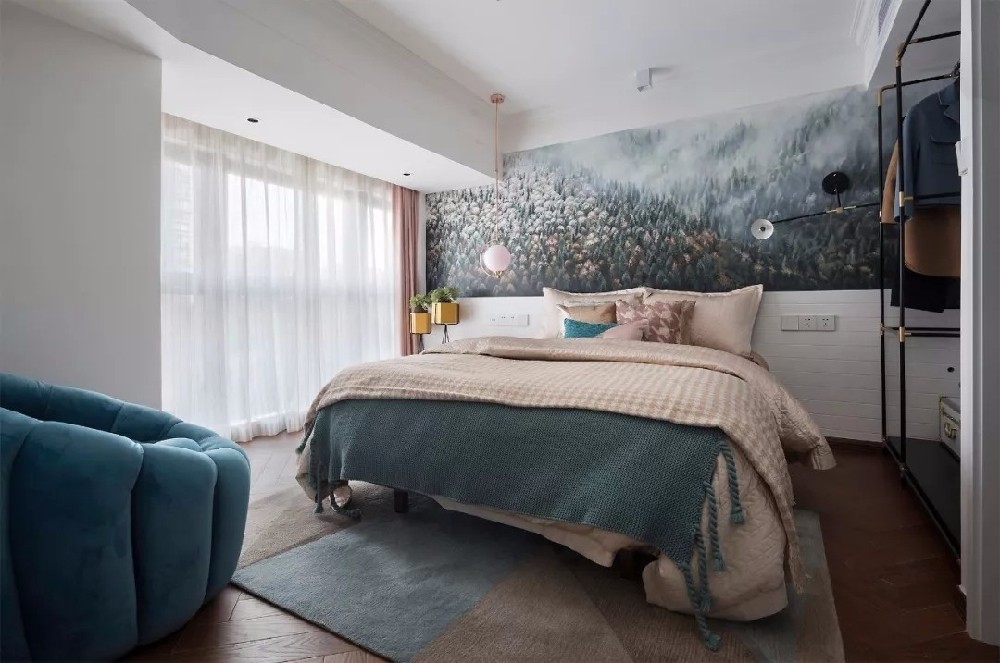 卧室注重色彩之感、层次分明，遵循下重上轻的设计思路，简约的造型营造出细腻而又耐人寻味的芬芳。