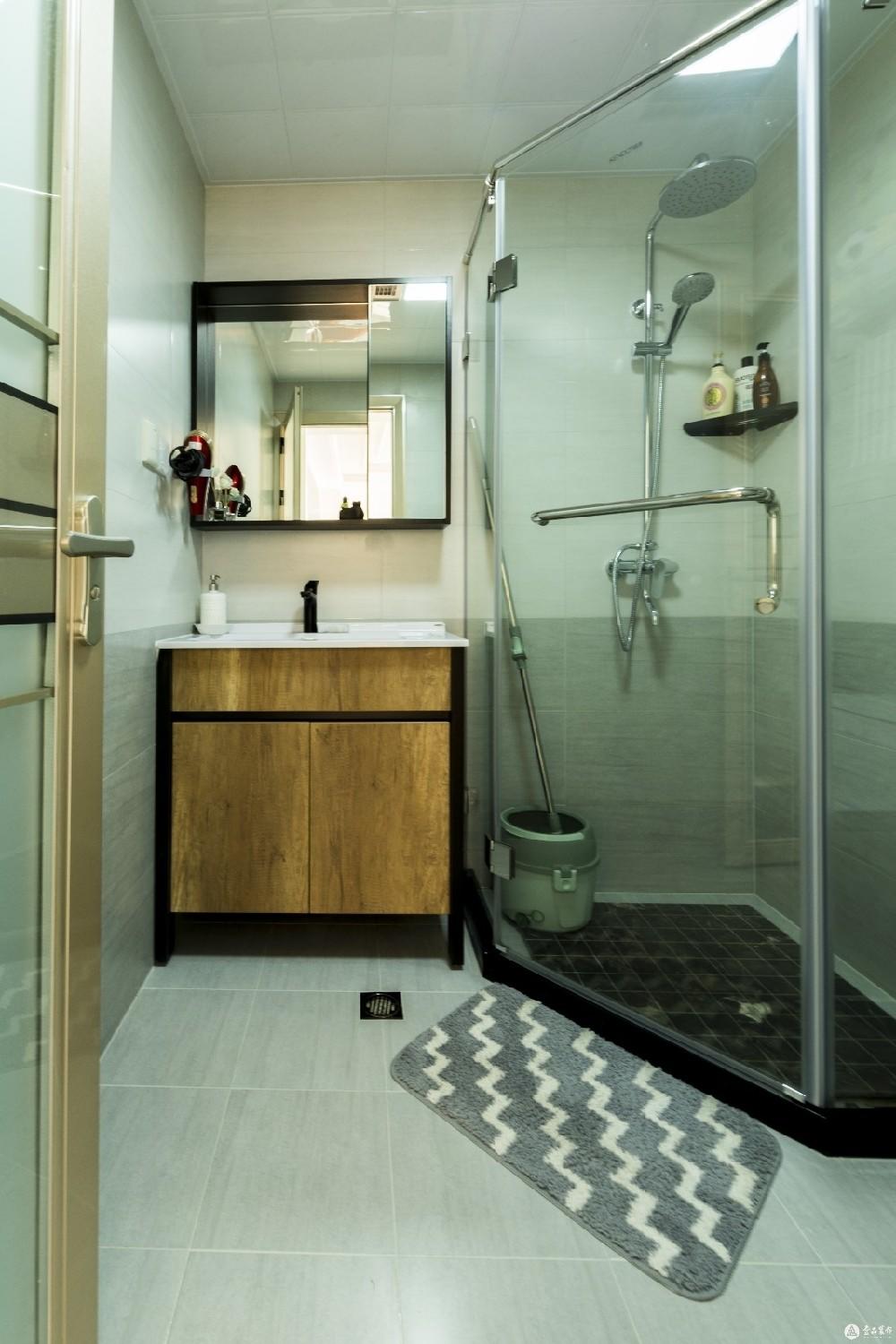 独立的卫生间淋浴隔断，虽然小，但是一点都不浪费，很实用。