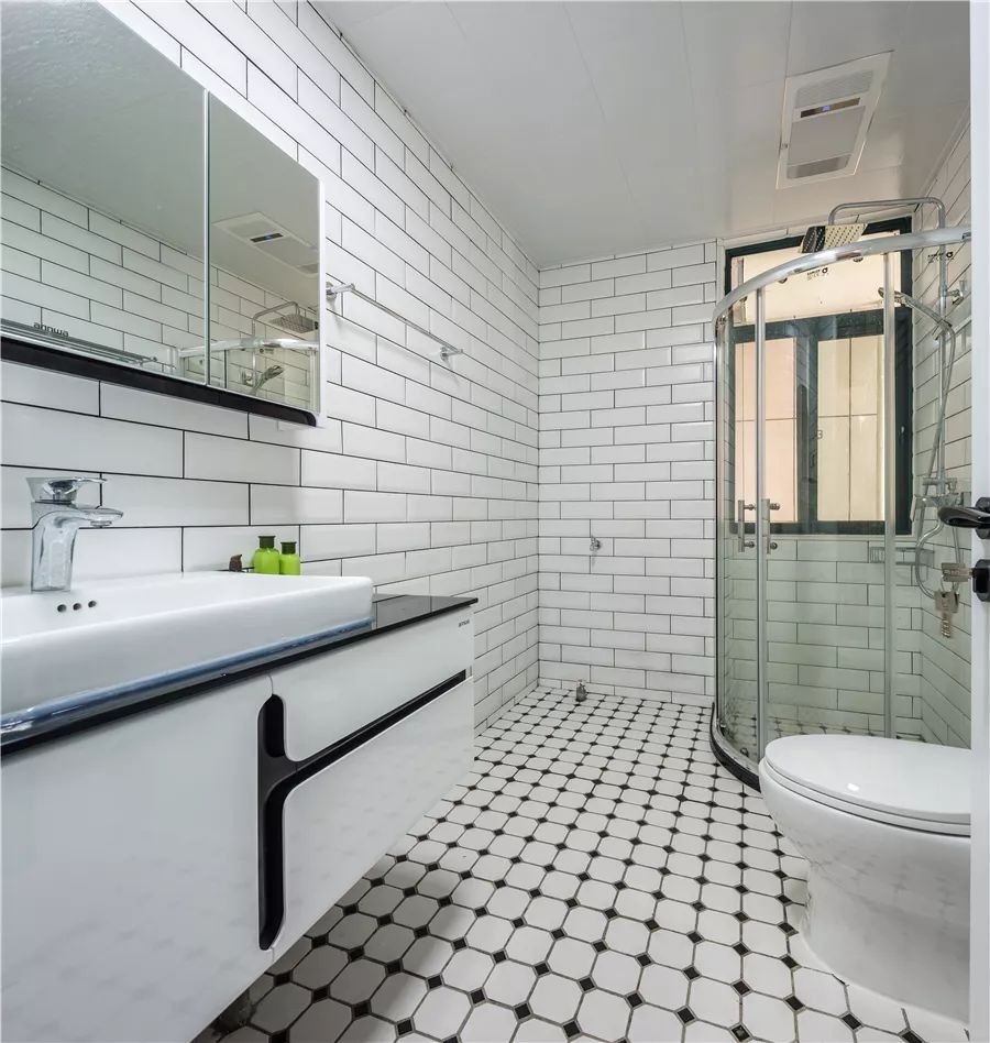 卫生间的面积是比较宽敞的，干湿分离之后也不会显得拥挤。白色的小砖加上黑色的角花，给这个卫生间带来更为现代时尚的感觉。