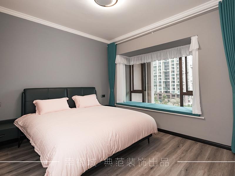 灰色的床头背景墙，木色的地板，粉色的被套，蓝色的窗帘，整个空间在这些色彩的搭配下变得温馨舒适。