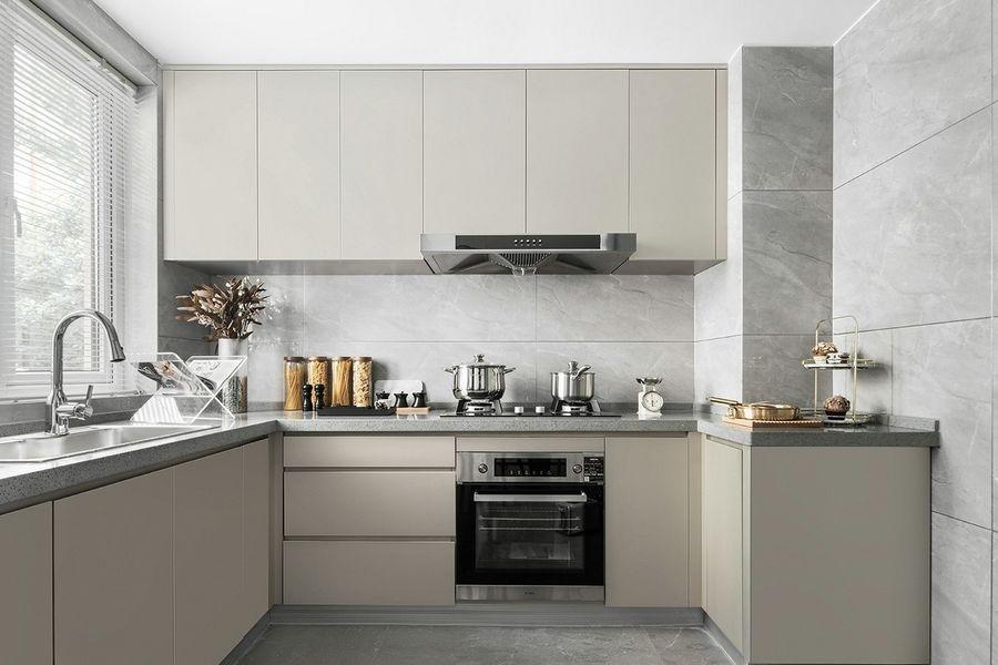 厨房定制的橱柜，满足了储物需求，现代简约的设计，让厨房变得整洁明亮。
