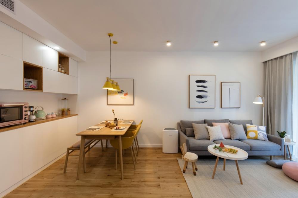 客厅无主灯的设计，灰色的沙发，粉色的坐垫，柔软的地毯，轻巧的茶几，简约的挂画，客厅以简单的样貌给人舒适自由。开阔的格局，营造了一个温柔化的空间。