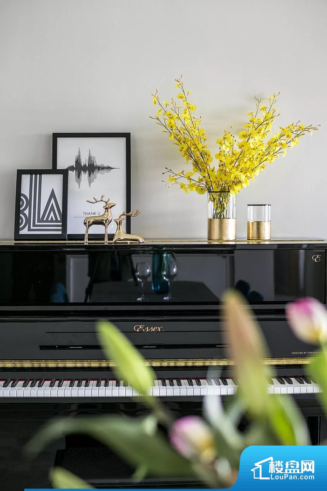 餐厅钢琴展示图